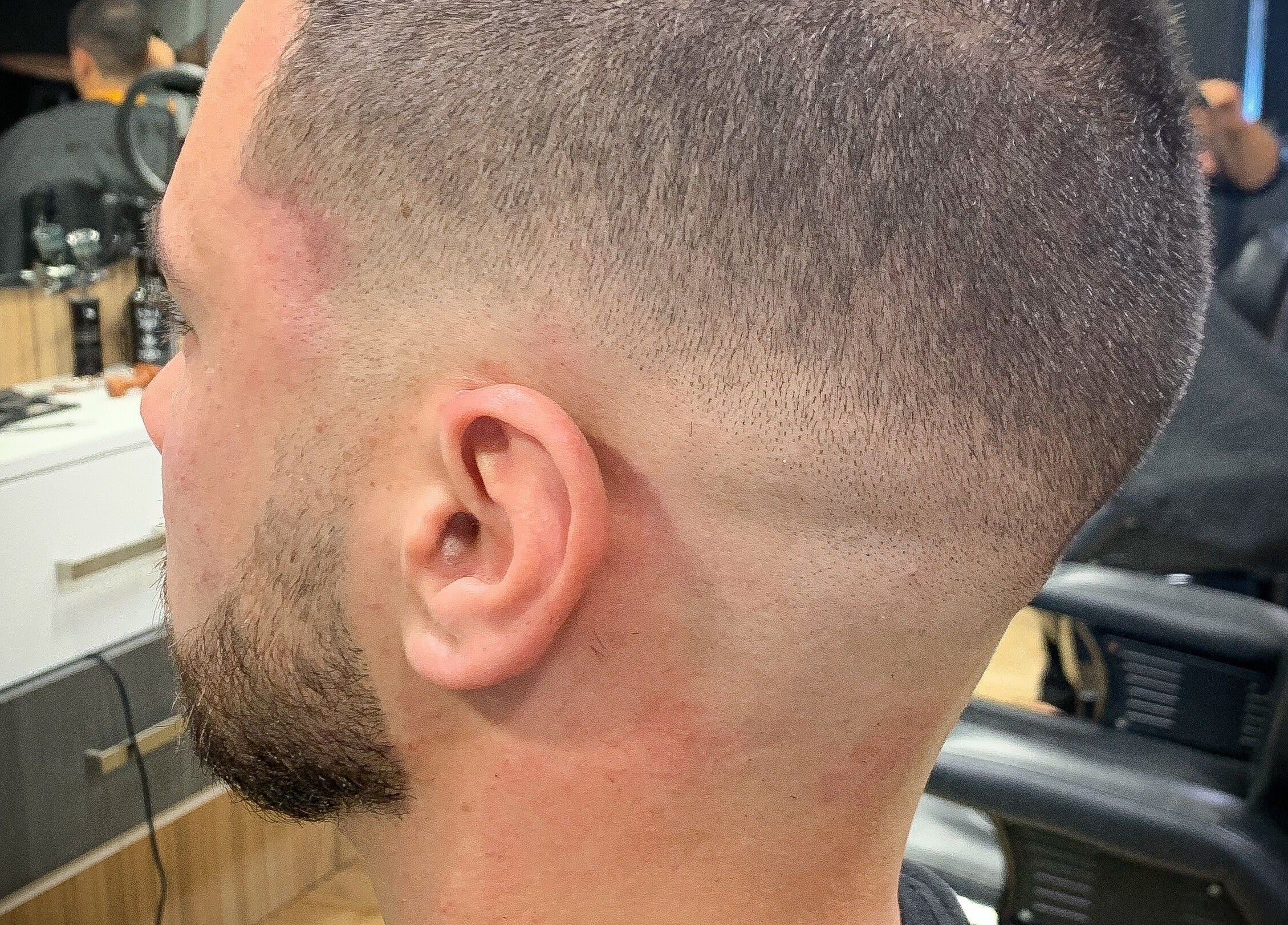 Corte desbotado moderno em Barbearia Arf´S, Porto, Porto, PT. Detalhe de cabelo masculino.