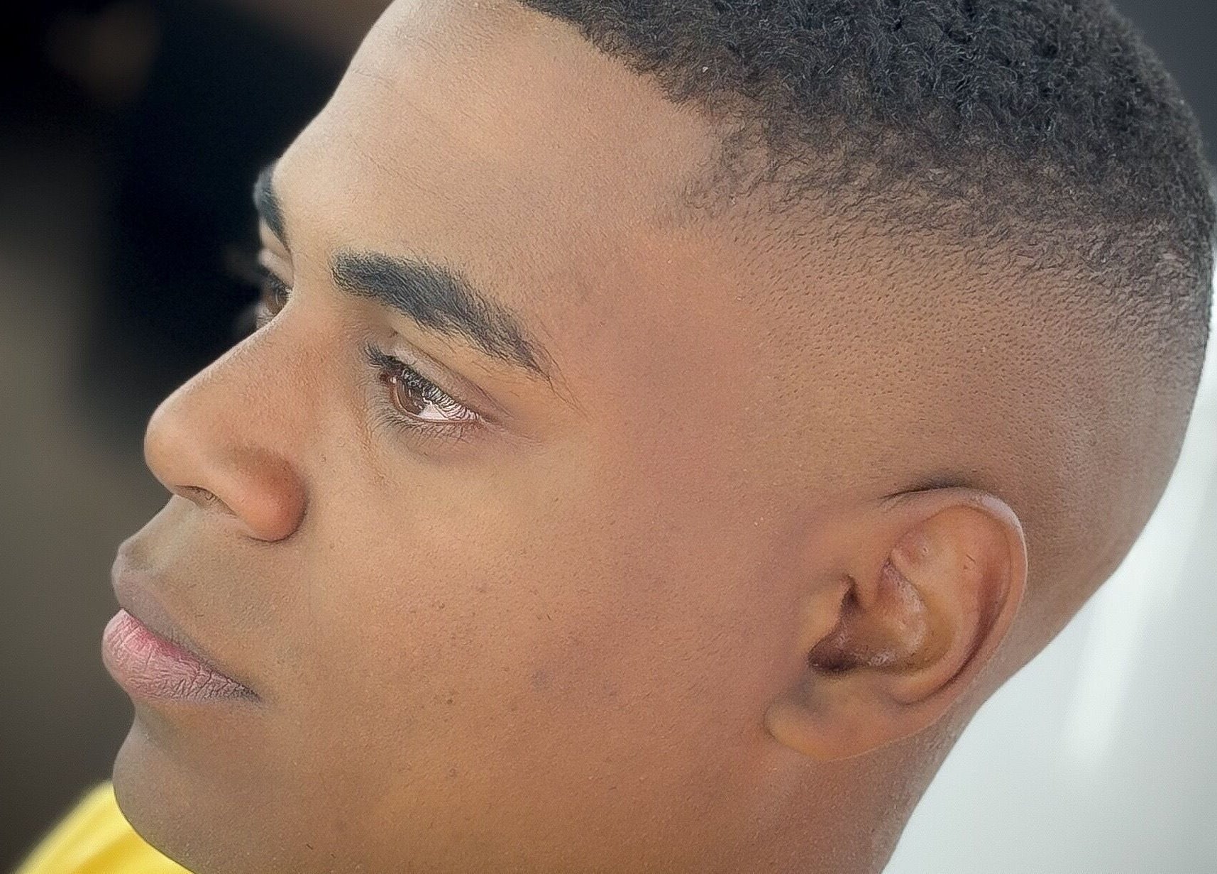 Corte de cabelo moderno na Barbearia Arf'S em Porto, Porto, PT. Look sofisticado e bem definido.