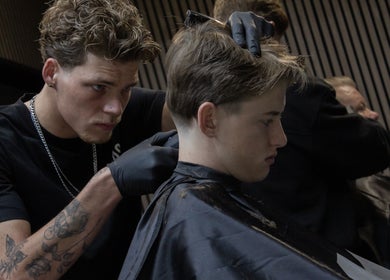 Stylist geeft precisie knipbeurt bij James Barbershop, Spijkenisse, Zuid-holland, NL.