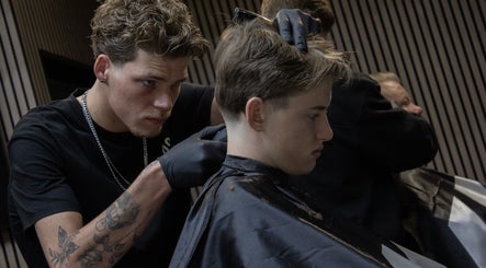 Stylist geeft precisie knipbeurt bij James Barbershop, Spijkenisse, Zuid-holland, NL.