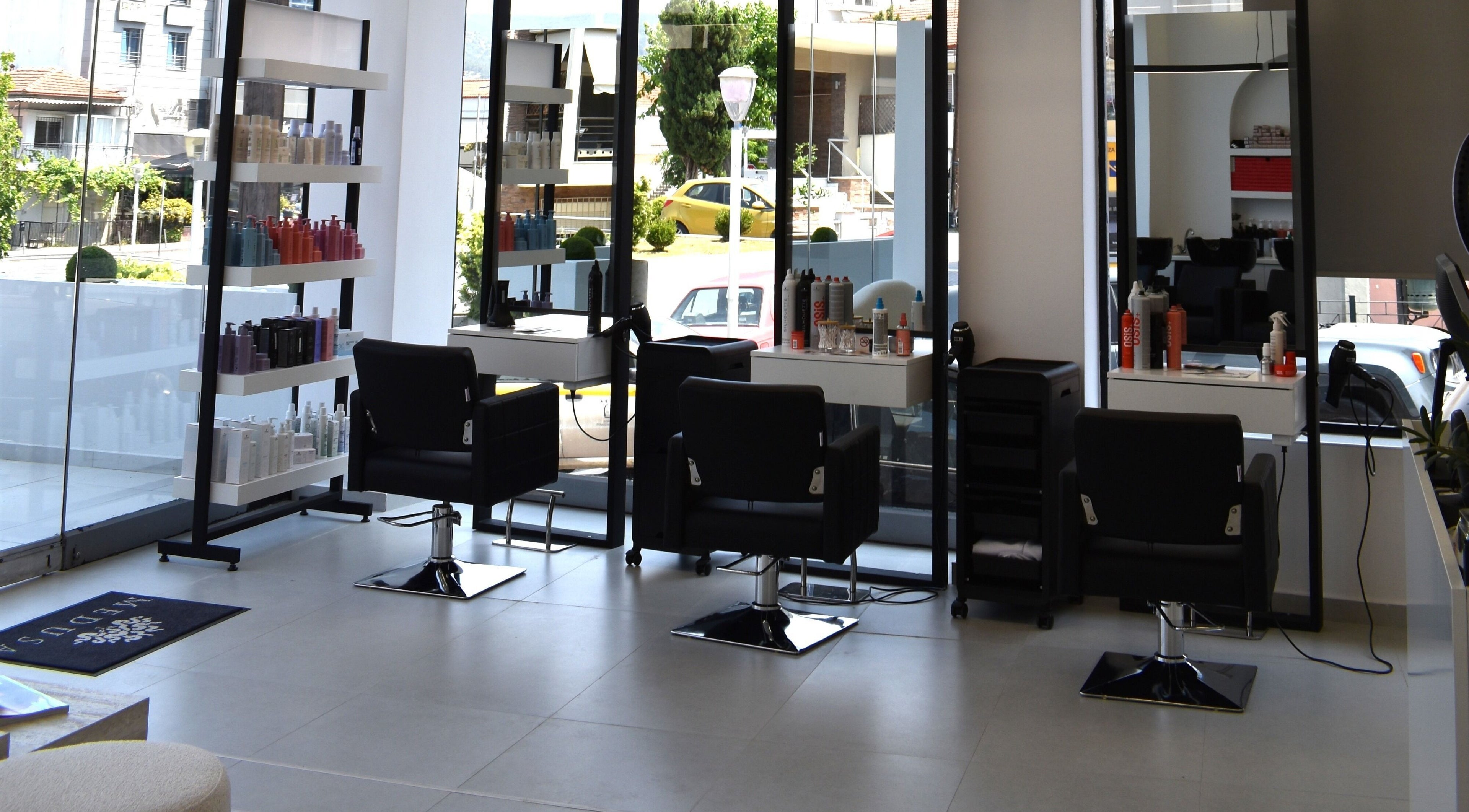 Μοντέρνα καρέκλες κομμωτηρίου στο Medusa Pilaia, Πυλαία, GR για υψηλής ποιότητας υπηρεσίες ομορφιάς.