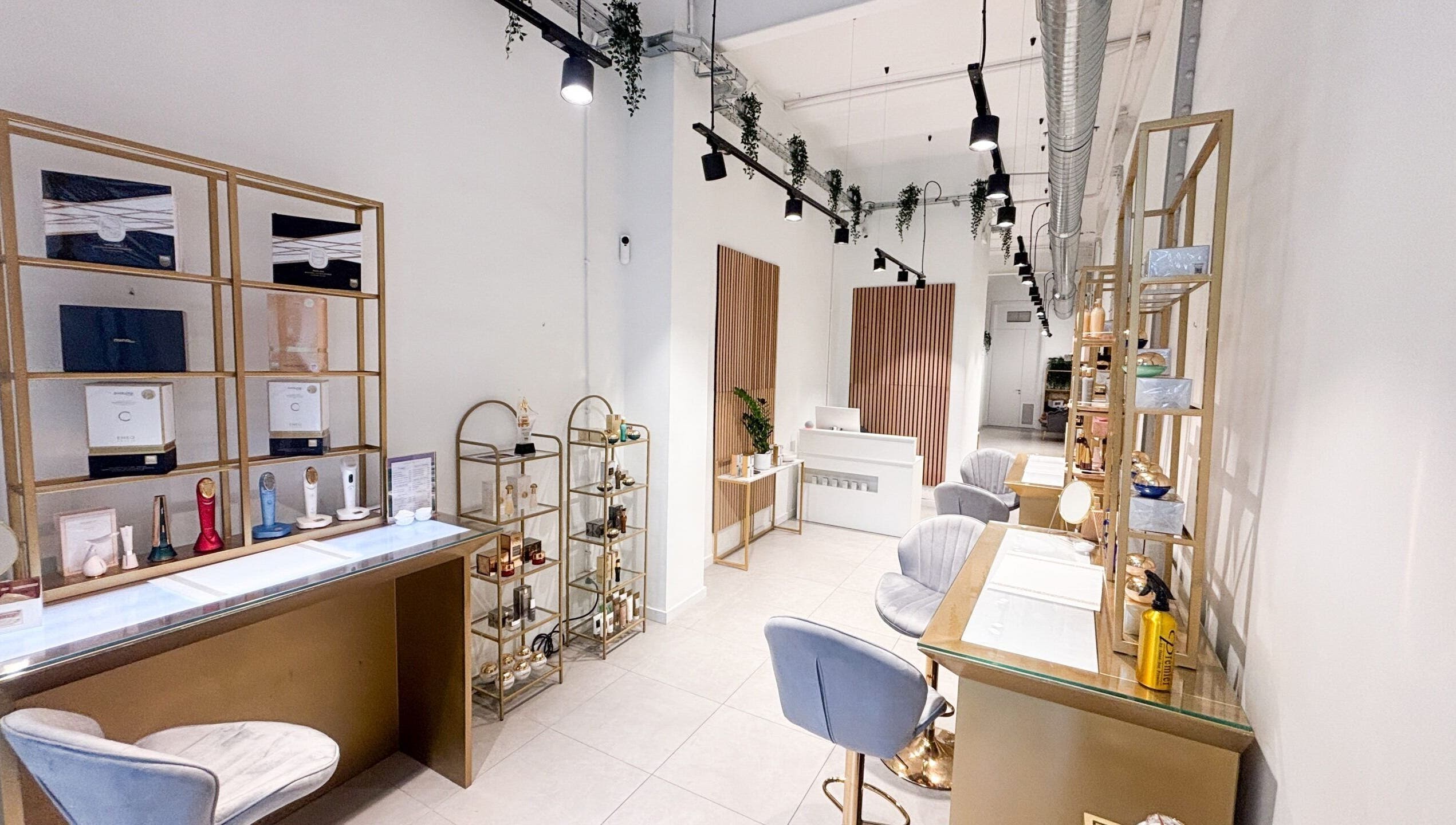 Interior lujoso del salón Premier Experience en Barcelona, Catalunya, ES, con mobiliario moderno y accesorios elegantes.