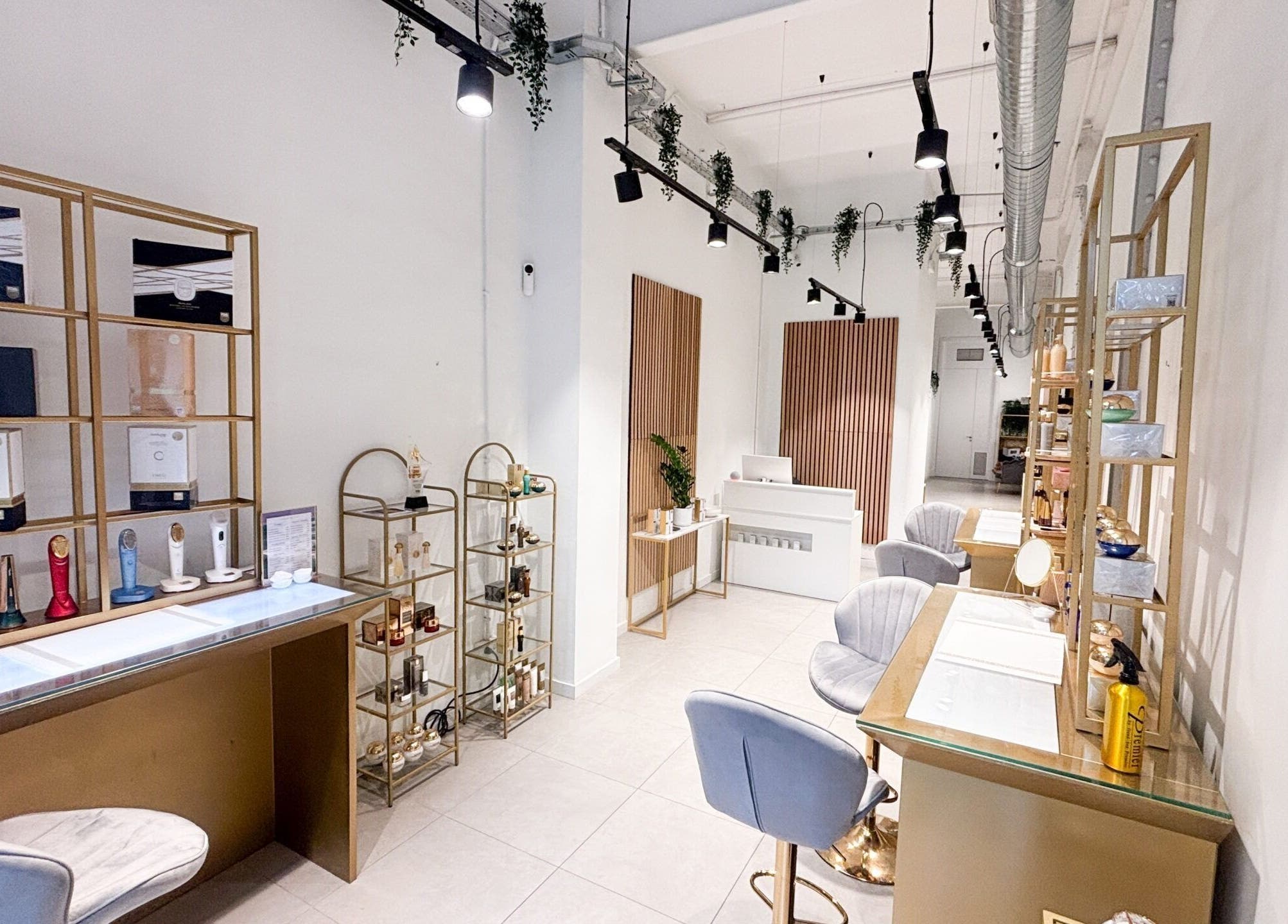 Interior lujoso del salón Premier Experience en Barcelona, Catalunya, ES, con mobiliario moderno y accesorios elegantes.