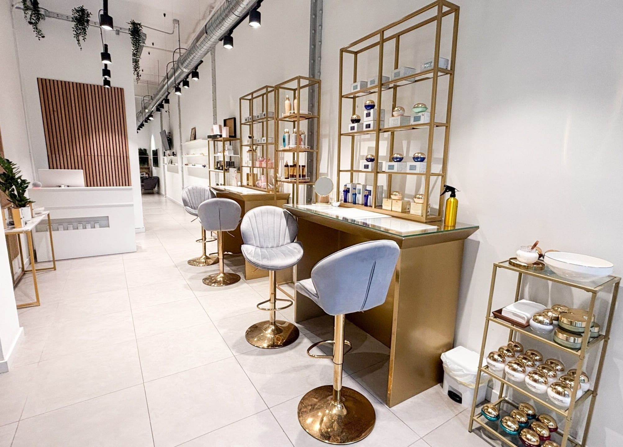 Interior elegante de Premier Experience en Barcelona, Catalunya, ES con sillas y estanterías doradas.