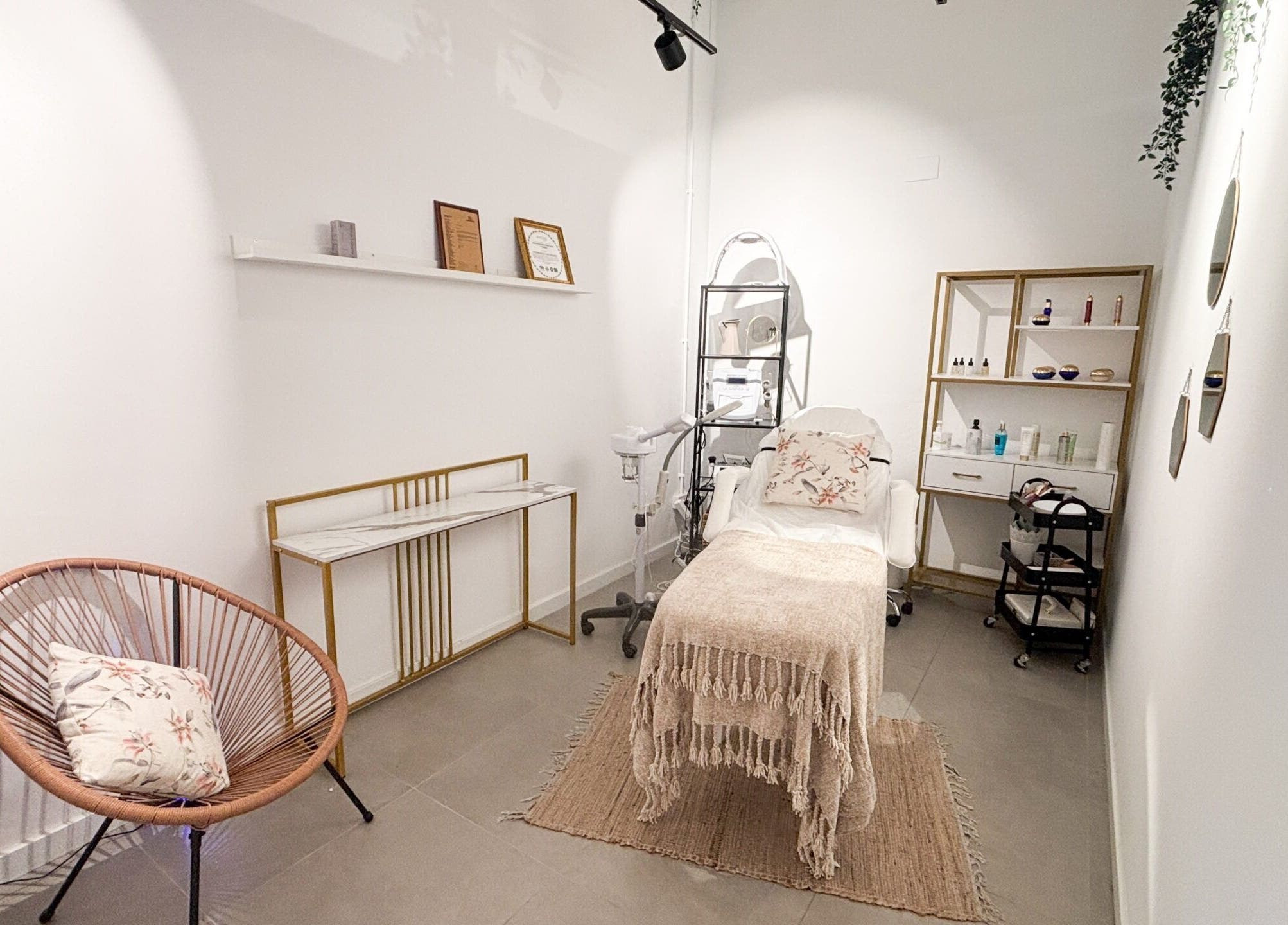 Sala de tratamientos acogedora en Premier Experience, Barcelona, Catalunya, ES, con decoraciones modernas.