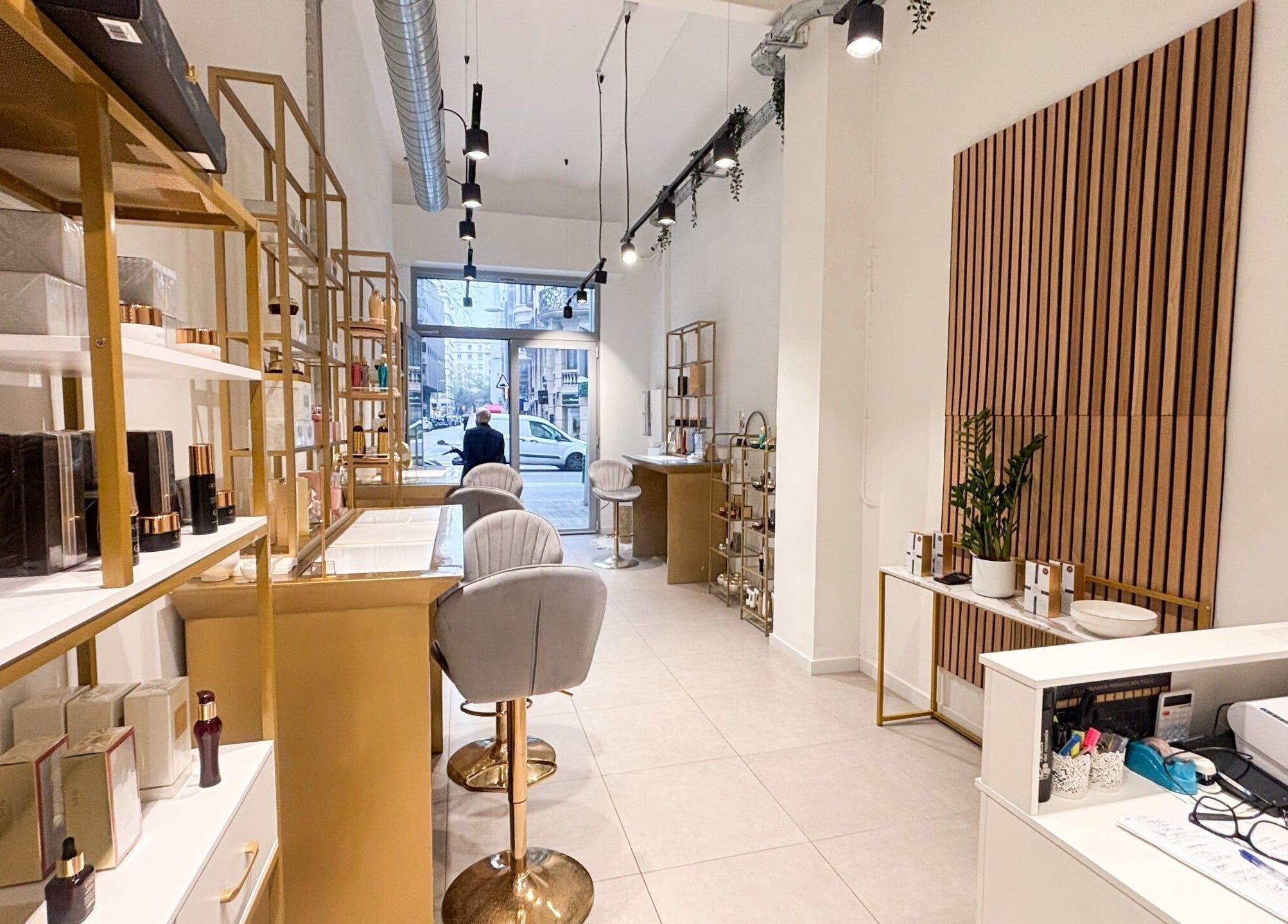 Interior moderno del spa Premier Experience en Barcelona, Catalunya, ES, con decoración elegante y productos de belleza.