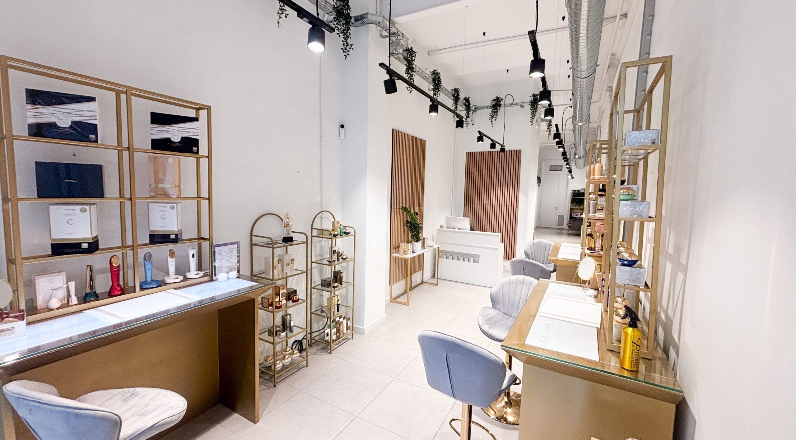 Interior moderno de Premier Experience en Barcelona, Catalunya, ES, mostrando un espacio de belleza lujoso.