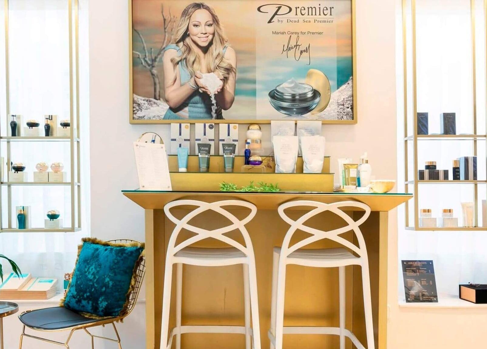 Interior moderno y elegante de Premier Sitges, Catalunya, ES, destacando lujosos productos de belleza.