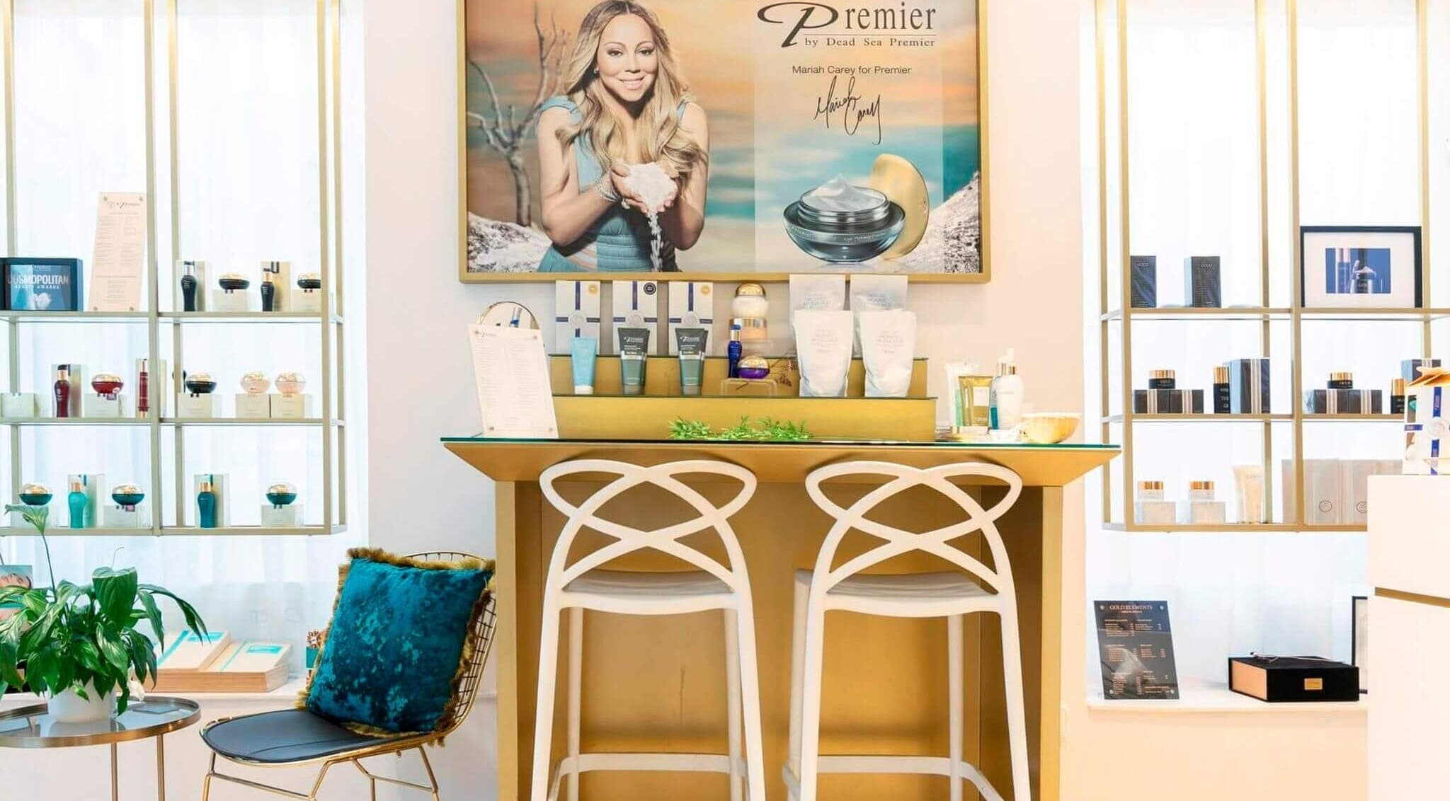 Interior moderno y elegante de Premier Sitges, Catalunya, ES, destacando lujosos productos de belleza.