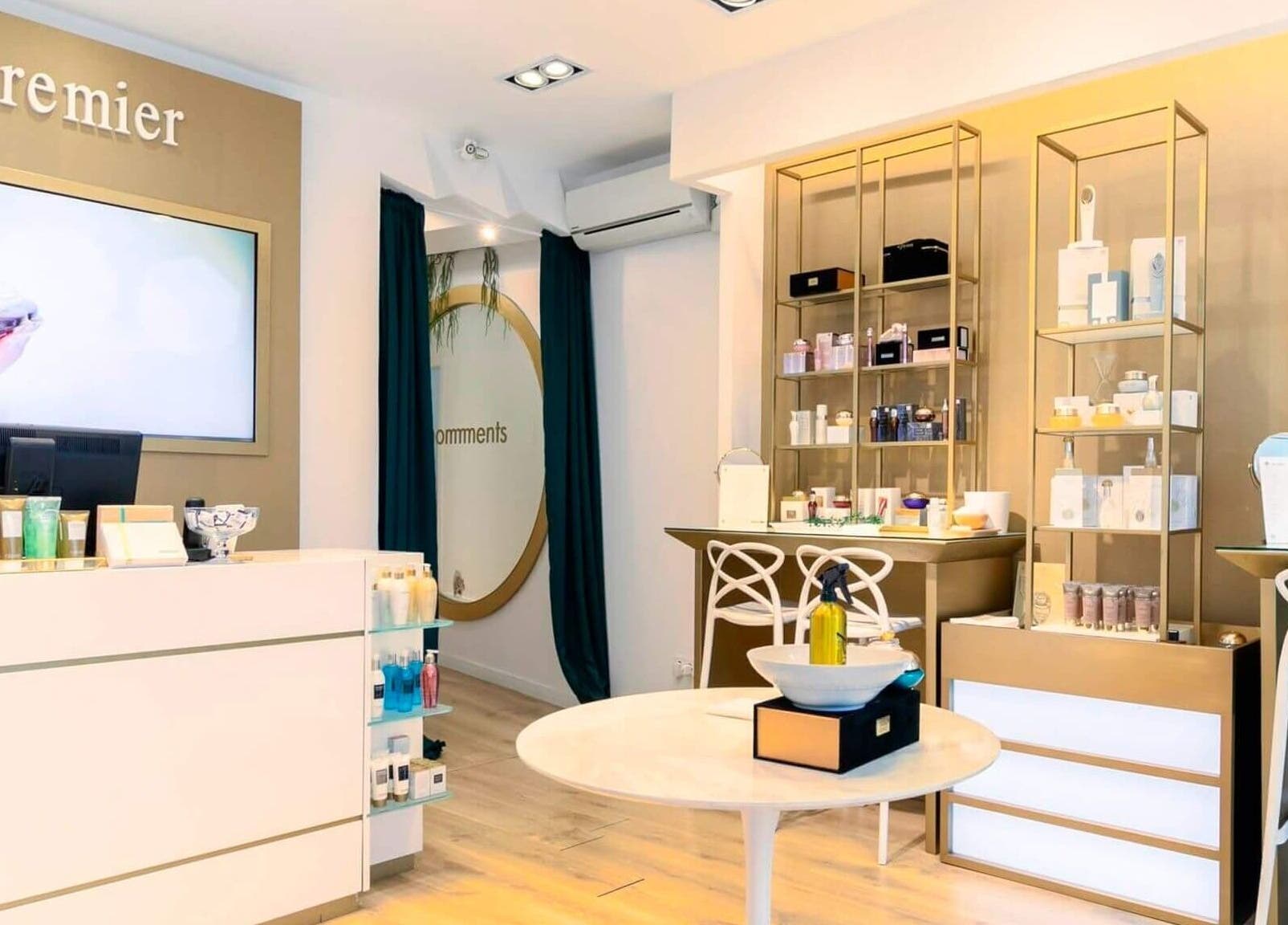 Interior moderno de Premier Sitges mostrando productos de belleza en Sitges, Catalunya, ES.