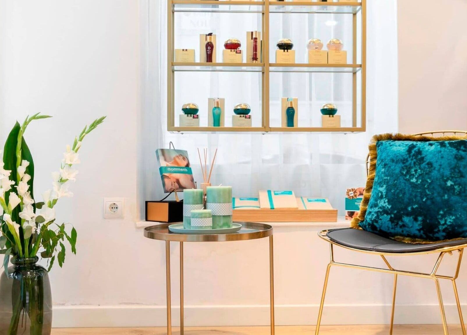 Decoración acogedora en Premier Sitges, con velas y cojín en Sitges, Catalunya, ES.