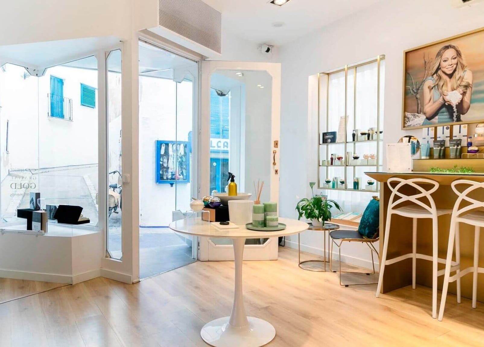 Interior elegante de Premier Sitges, Sitges, Catalunya, ES, con decoración moderna y acogedora.