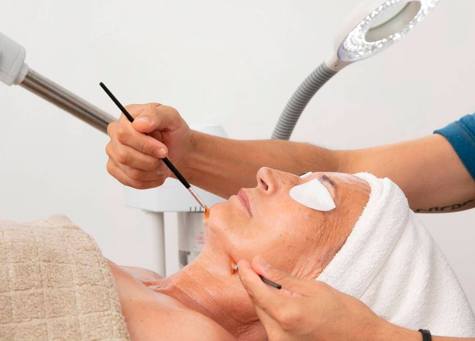 Tratamiento facial profesional en Premier Sitges, Sitges, Catalunya, ES, mejorando el cuidado de la piel.