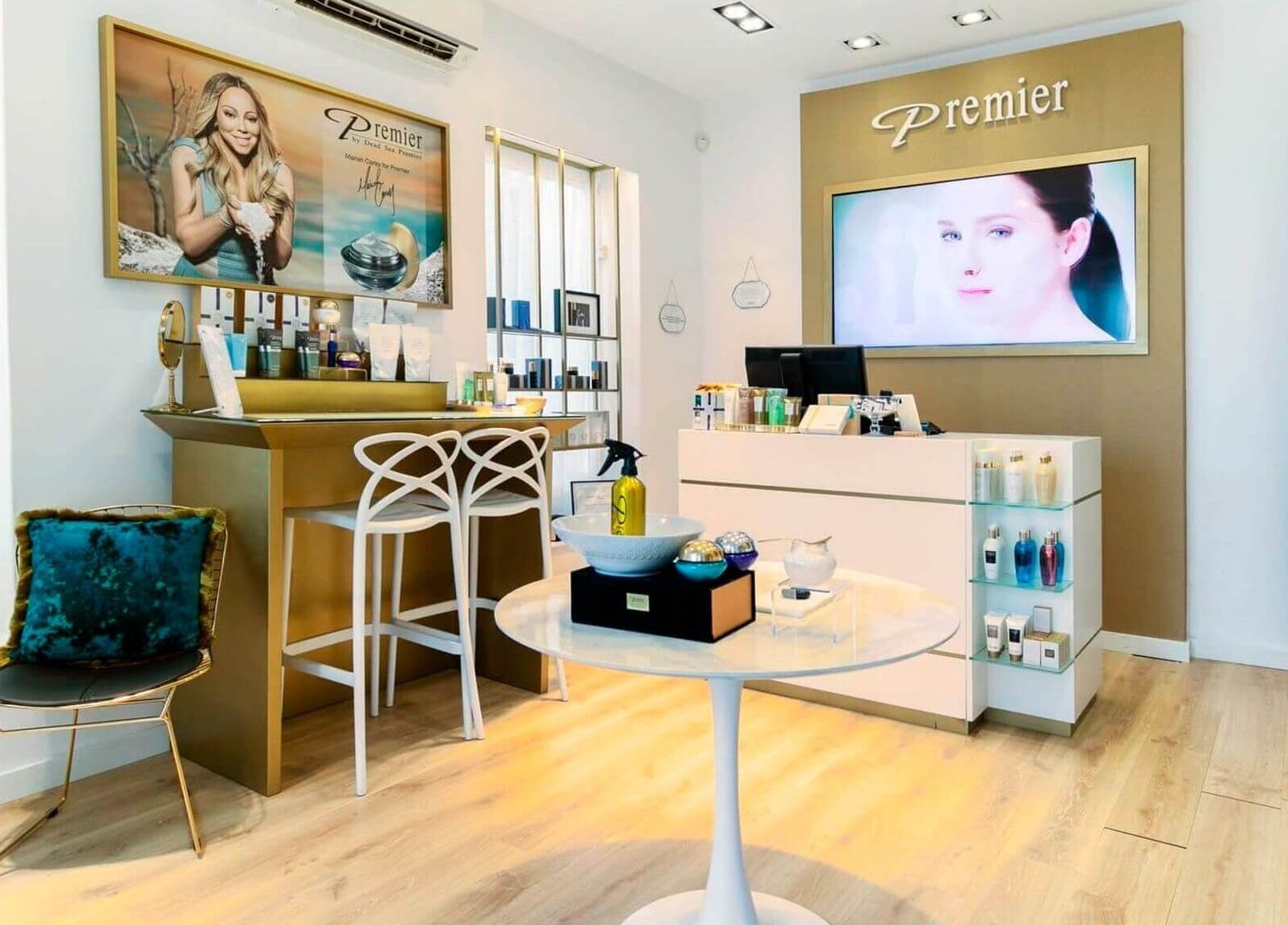 Interior iluminado de Premier Sitges, Sitges, Catalunya, ES, mostrando una acogedora área de recepción.