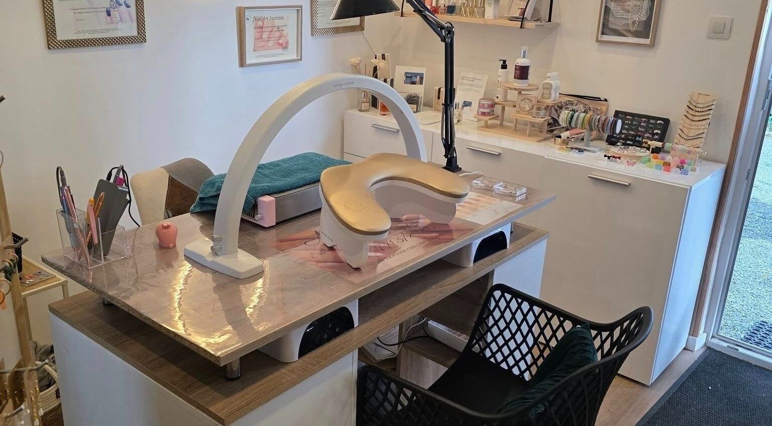 Poste de travail élégant à Melie nail esthétique, Saint-genest-d'ambière, Nouvelle-aquitaine, FR