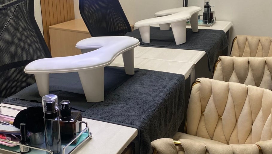Chic nail station at Biromi Nails & Beauty, Boksburg, Gauteng, ZA, featuring plush chairs and manicure setup.