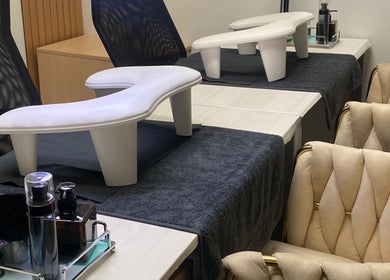 Chic nail station at Biromi Nails & Beauty, Boksburg, Gauteng, ZA, featuring plush chairs and manicure setup.