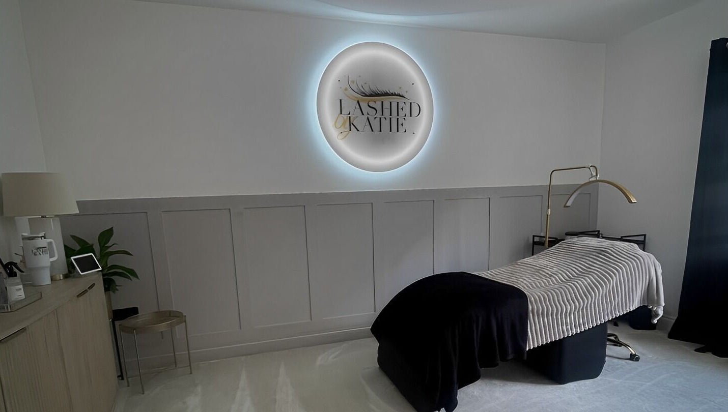 Xlashedbykatiex beauty lounge with treatment bed in Ponteland, England, GB.