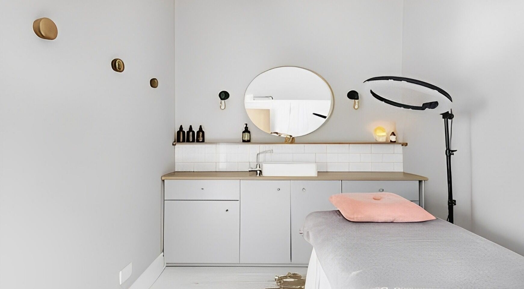 Relaxing massage room at Kabuki Studios in Bristol, England, GB featuring modern decor and calming ambiance.