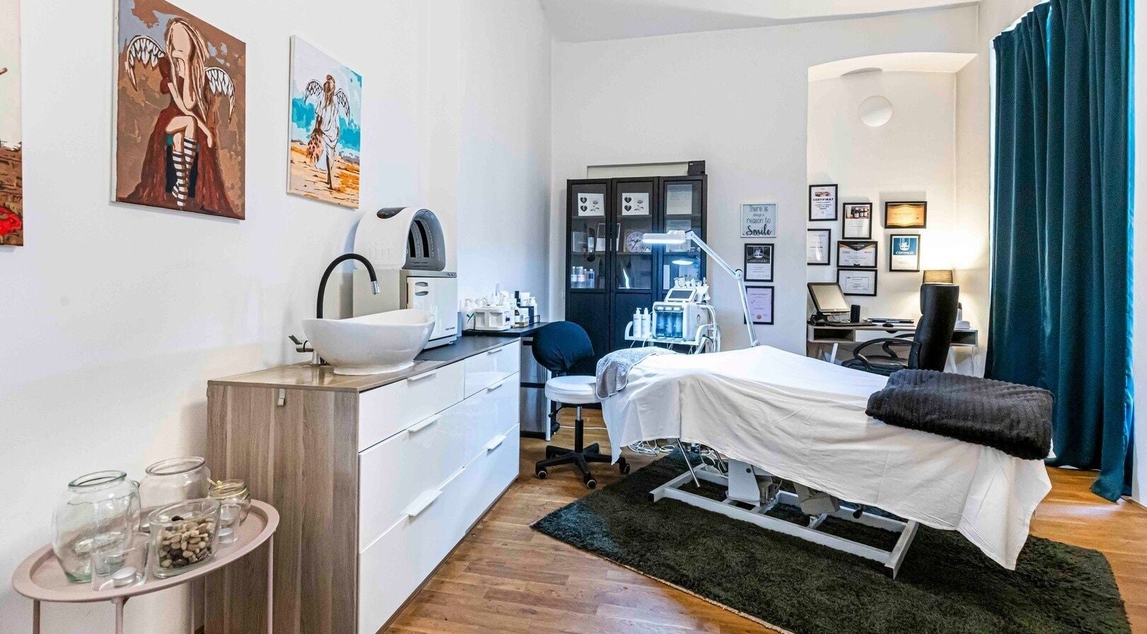 Salle lumineuse de Llbeauty Nail à Auxonne, Bourgogne-franche-comté, FR, avec table de soin moderne.