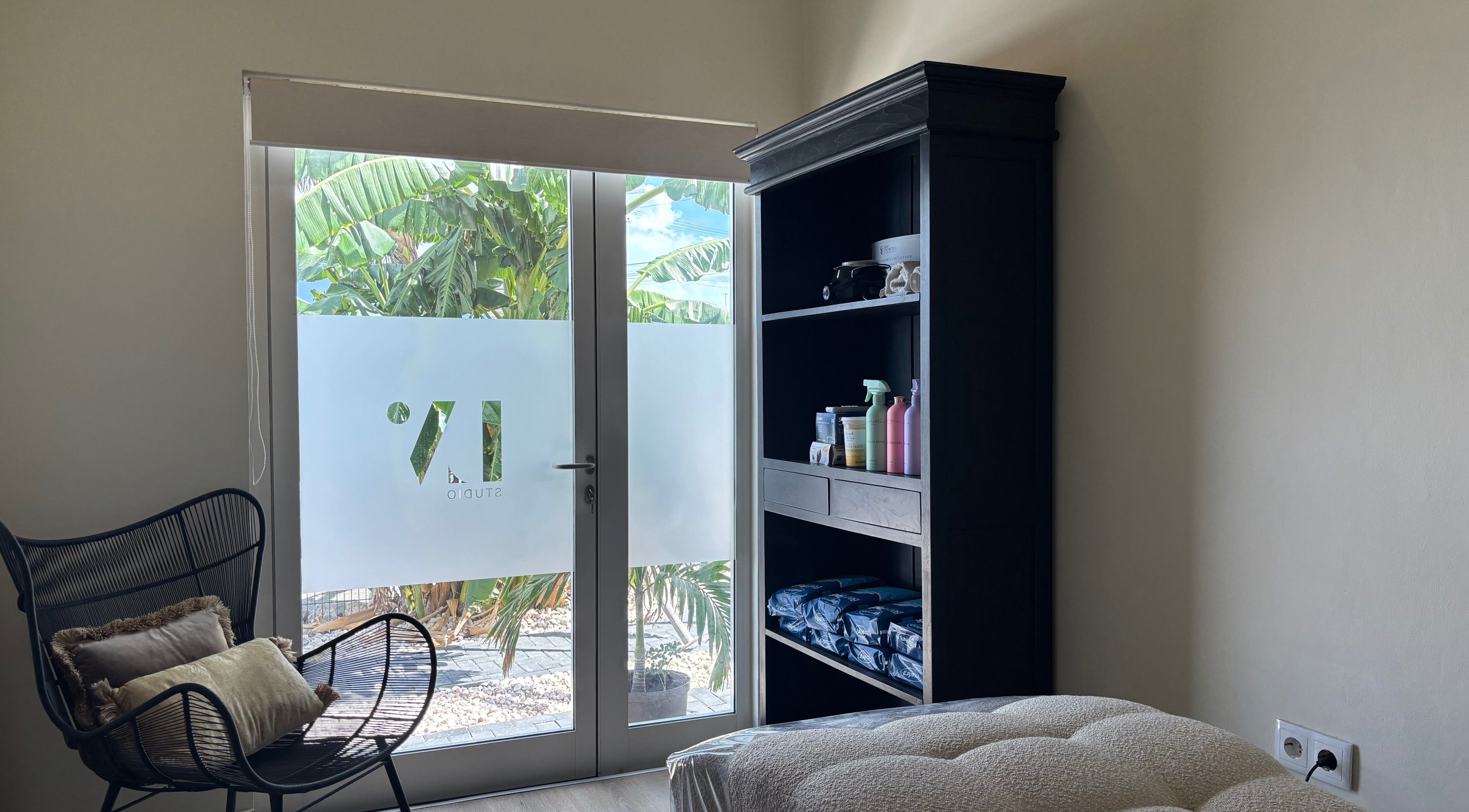 Interieur van LV Studio in Willemstad, CW met ontspannende stoel en verzorgingsproducten.