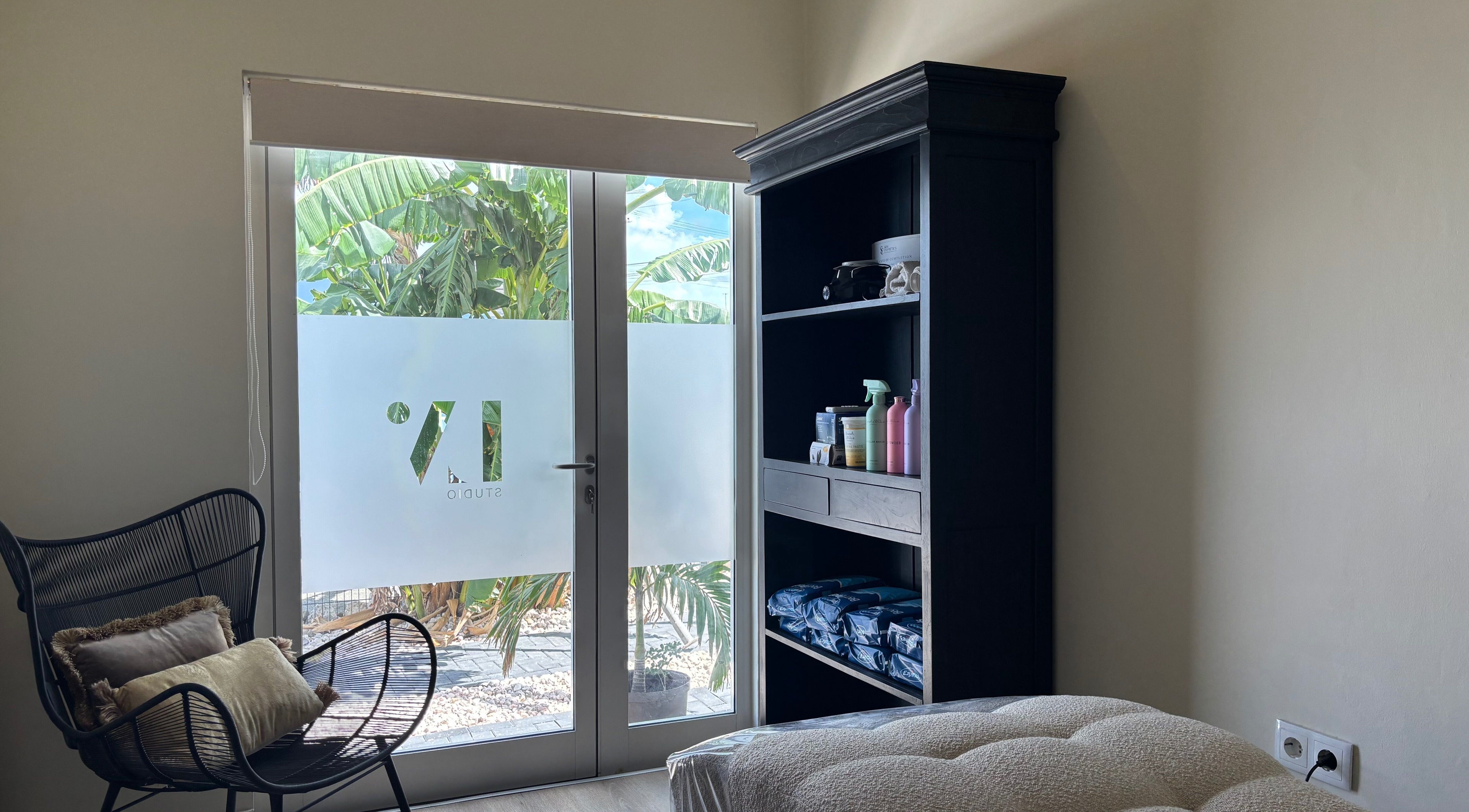 Interieur van LV Studio in Willemstad, CW met ontspannende stoel en verzorgingsproducten.