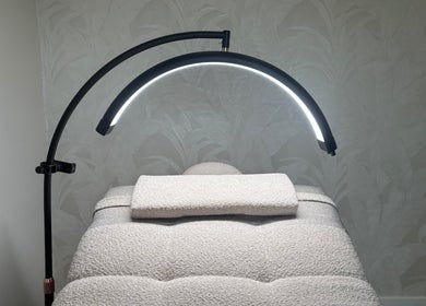 Rustgevende behandelruimte in LV Studio, Willemstad, CW met moderne verlichting.