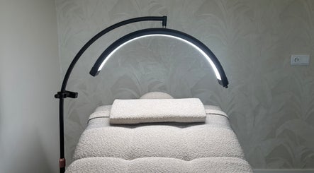 Rustgevende behandelruimte in LV Studio, Willemstad, CW met moderne verlichting.