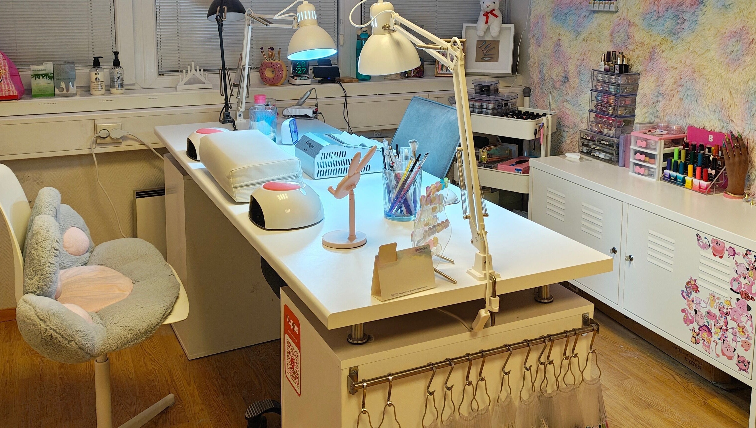 Nail design-stasjon hos Vegan Nails by Camilla, Stavanger, Rogaland, NO. Moderne og innbydende interiør.