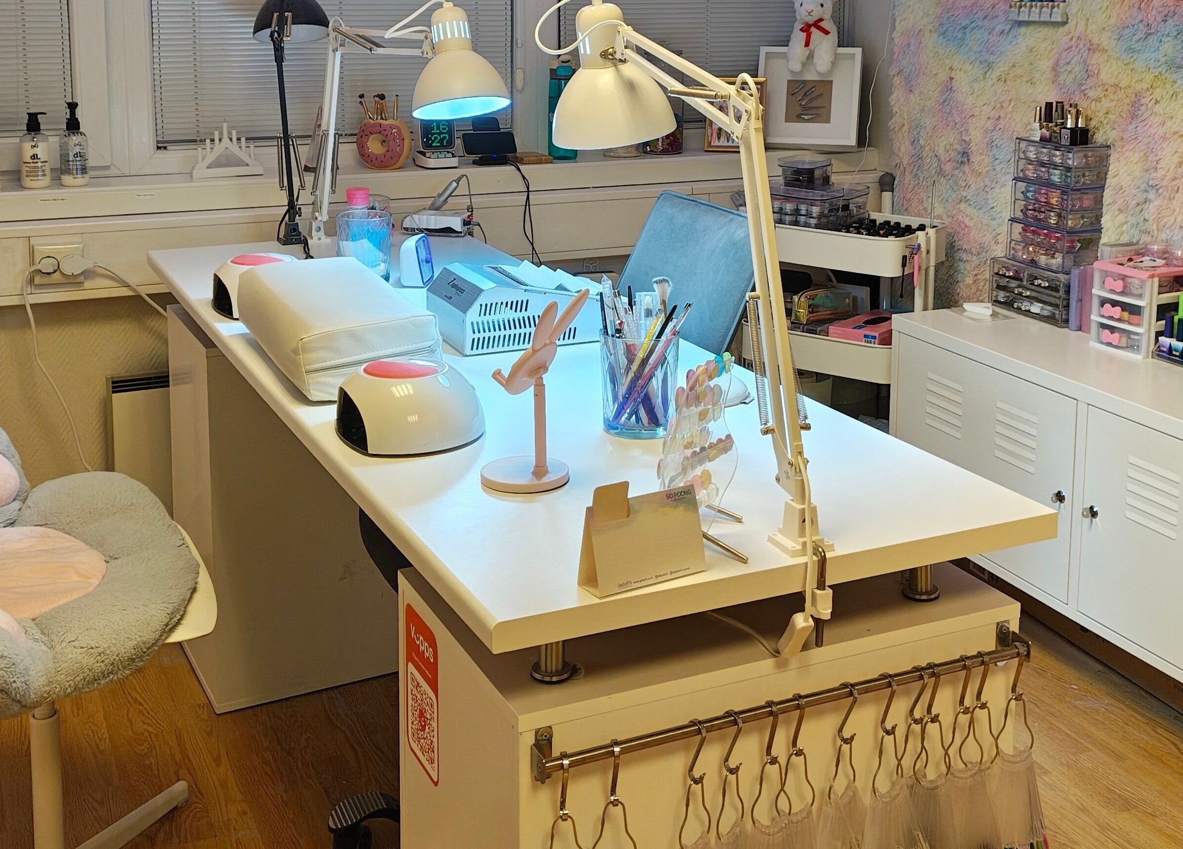 Nail design-stasjon hos Vegan Nails by Camilla, Stavanger, Rogaland, NO. Moderne og innbydende interiør.