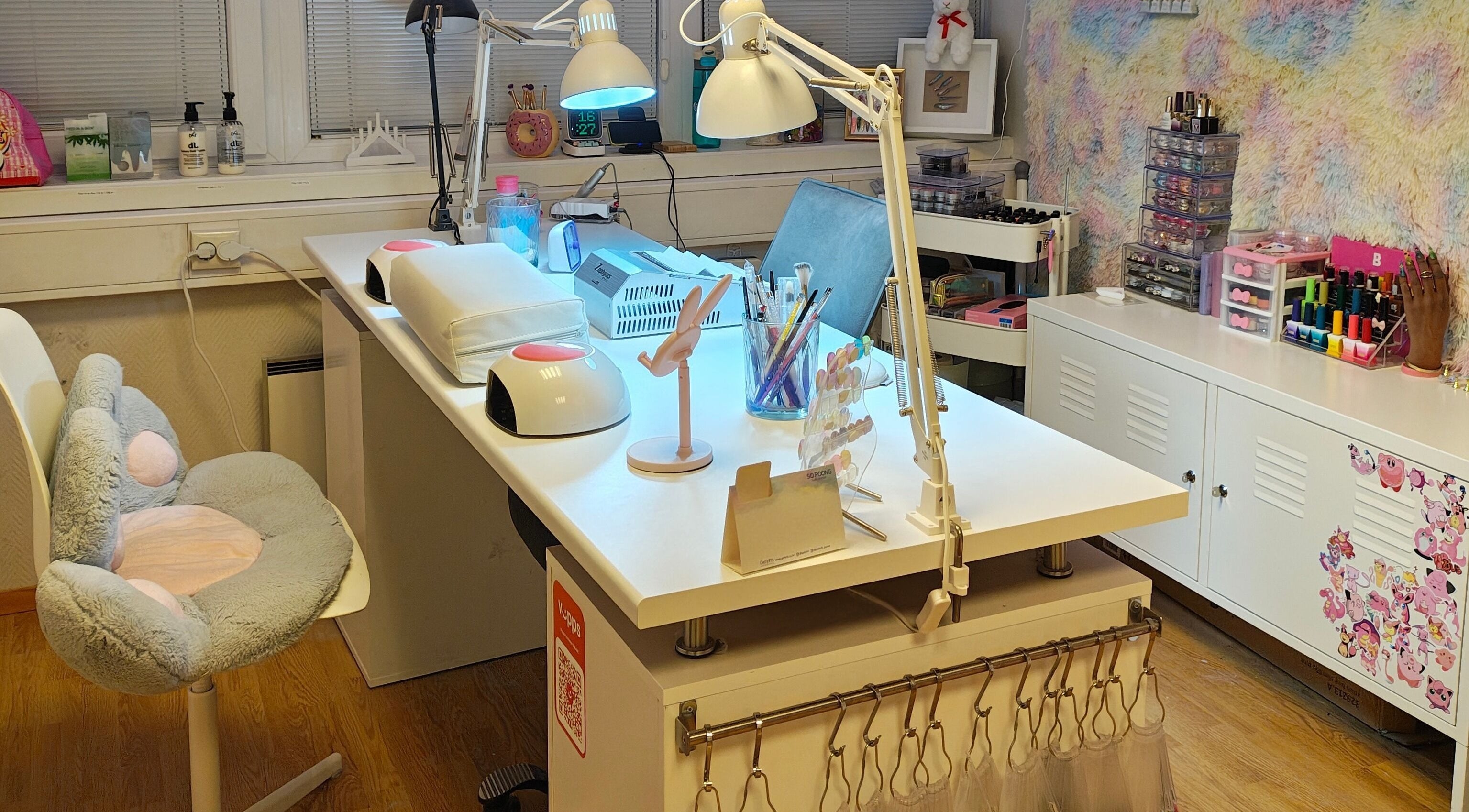 Nail design-stasjon hos Vegan Nails by Camilla, Stavanger, Rogaland, NO. Moderne og innbydende interiør.