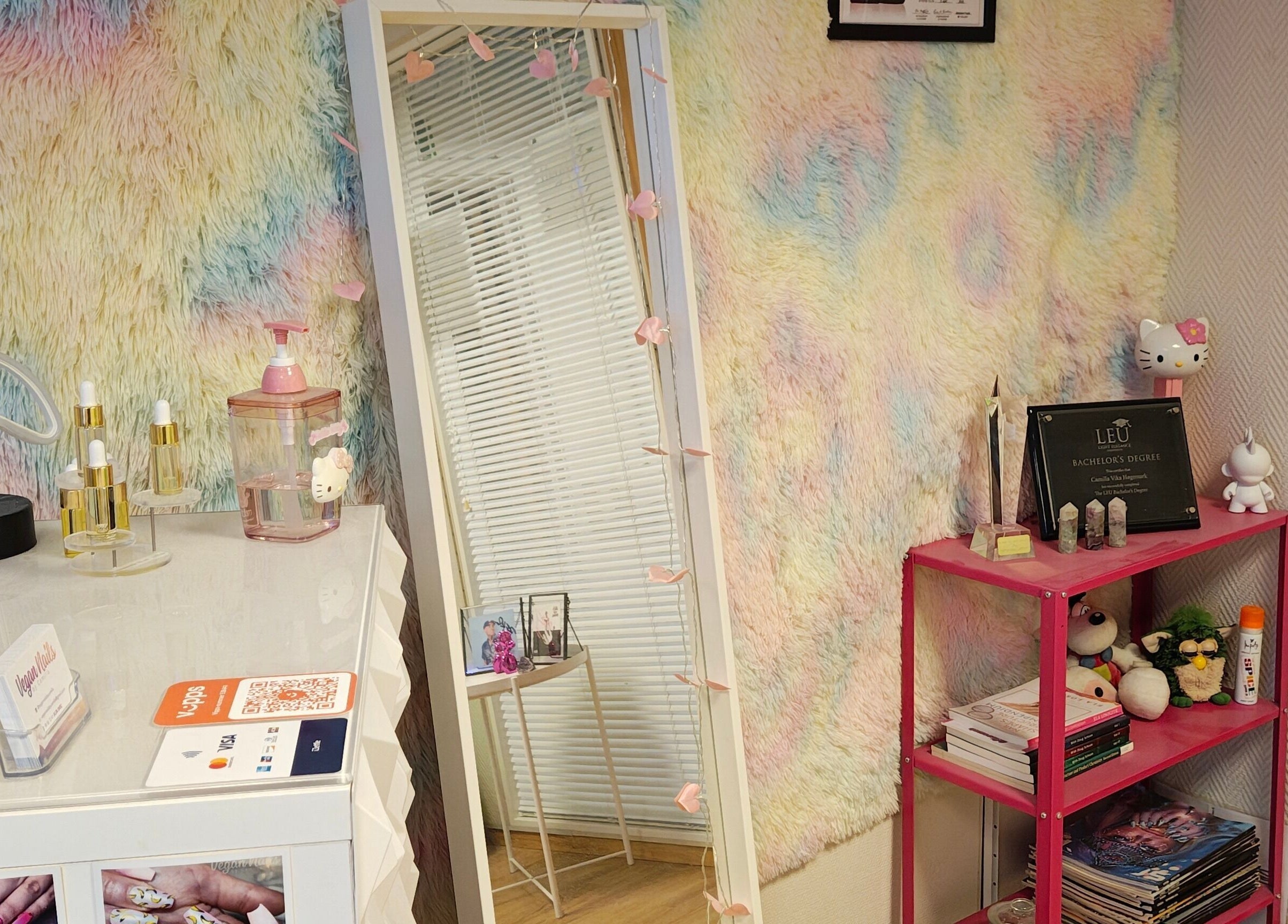 Interiørbilde av Vegan Nails by Camilla i Stavanger, Rogaland med fargerike detaljer og produkter.