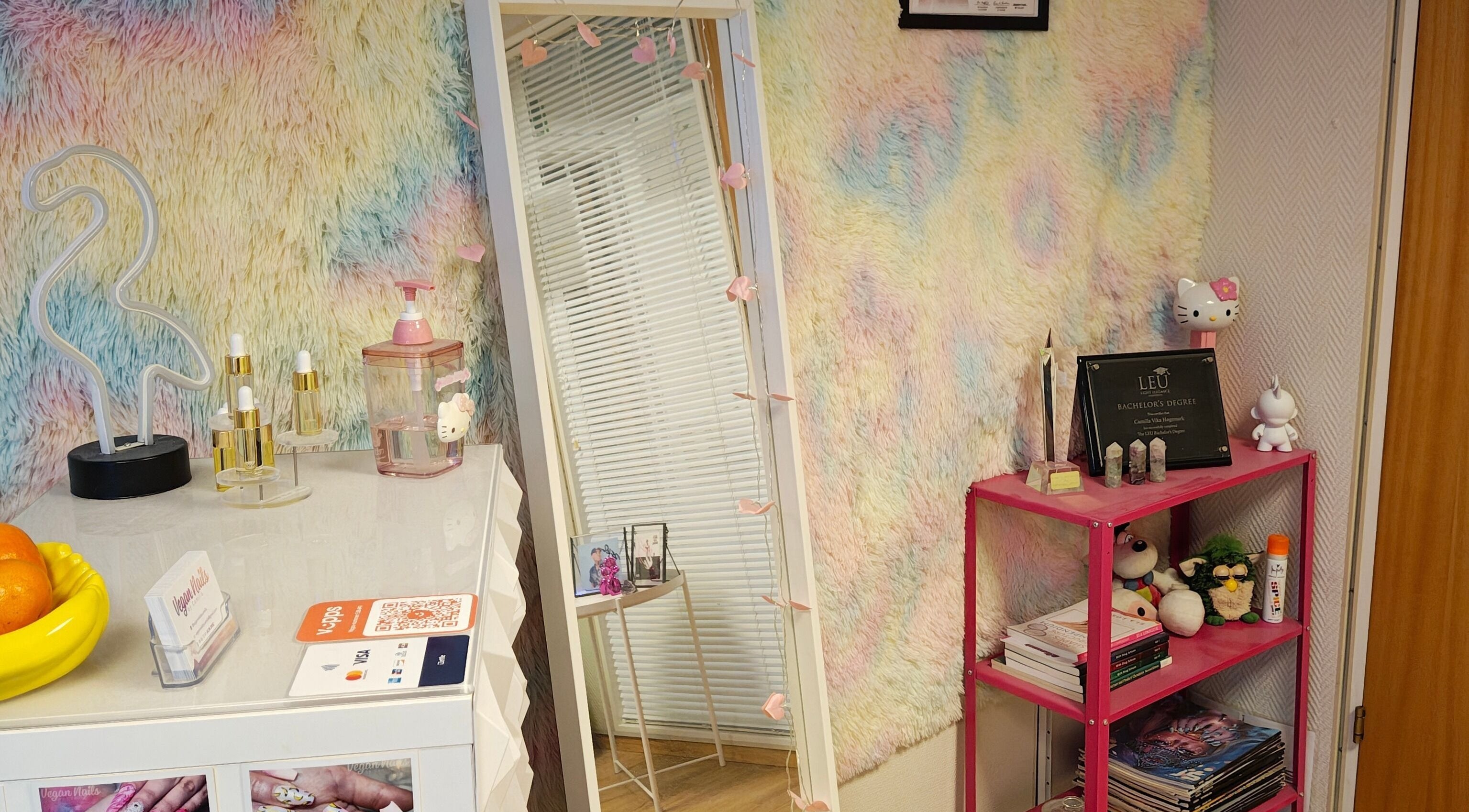 Interiørbilde av Vegan Nails by Camilla i Stavanger, Rogaland med fargerike detaljer og produkter.
