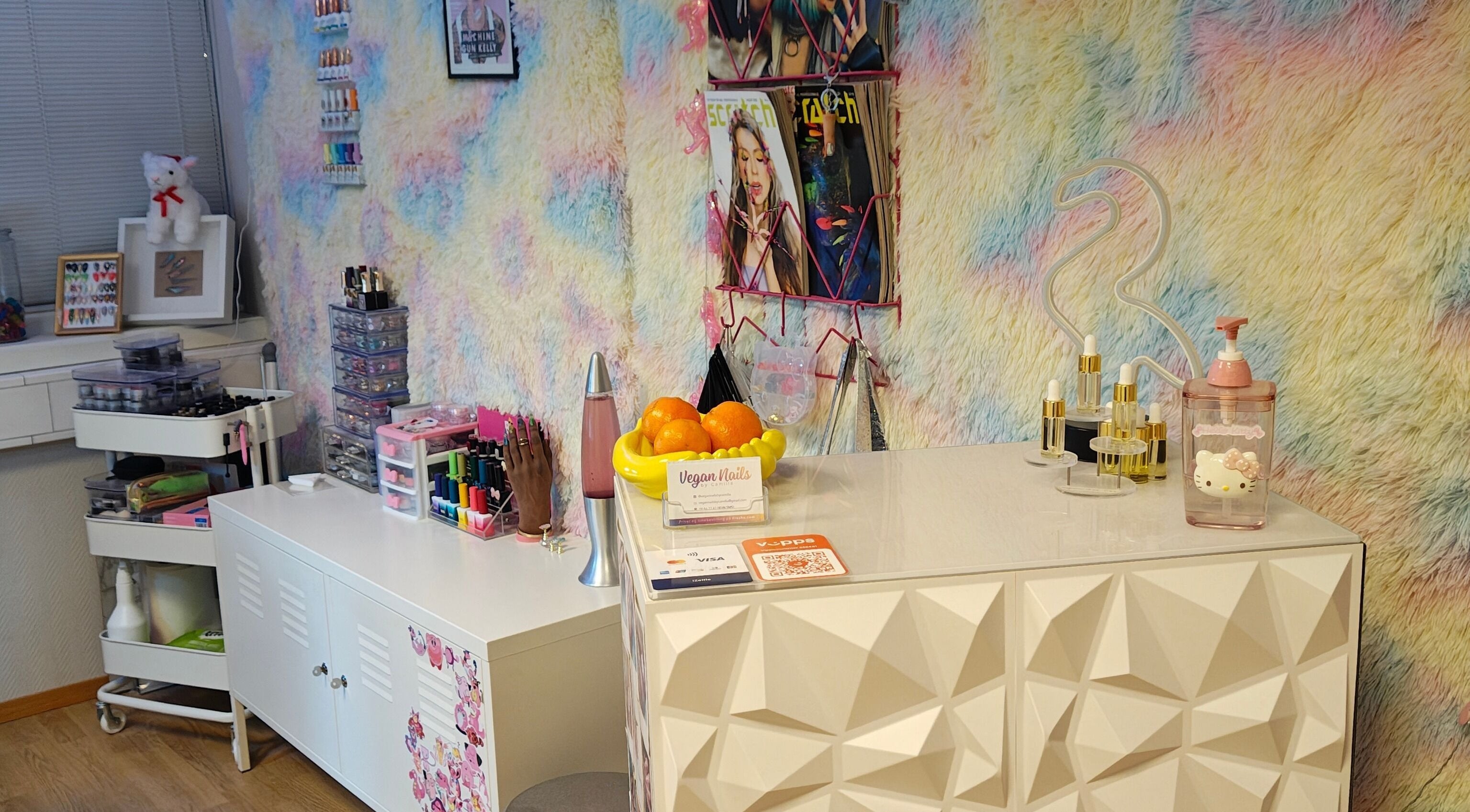 Fargerik interiør i Vegan Nails by Camilla, Stavanger, Rogaland, NO.
