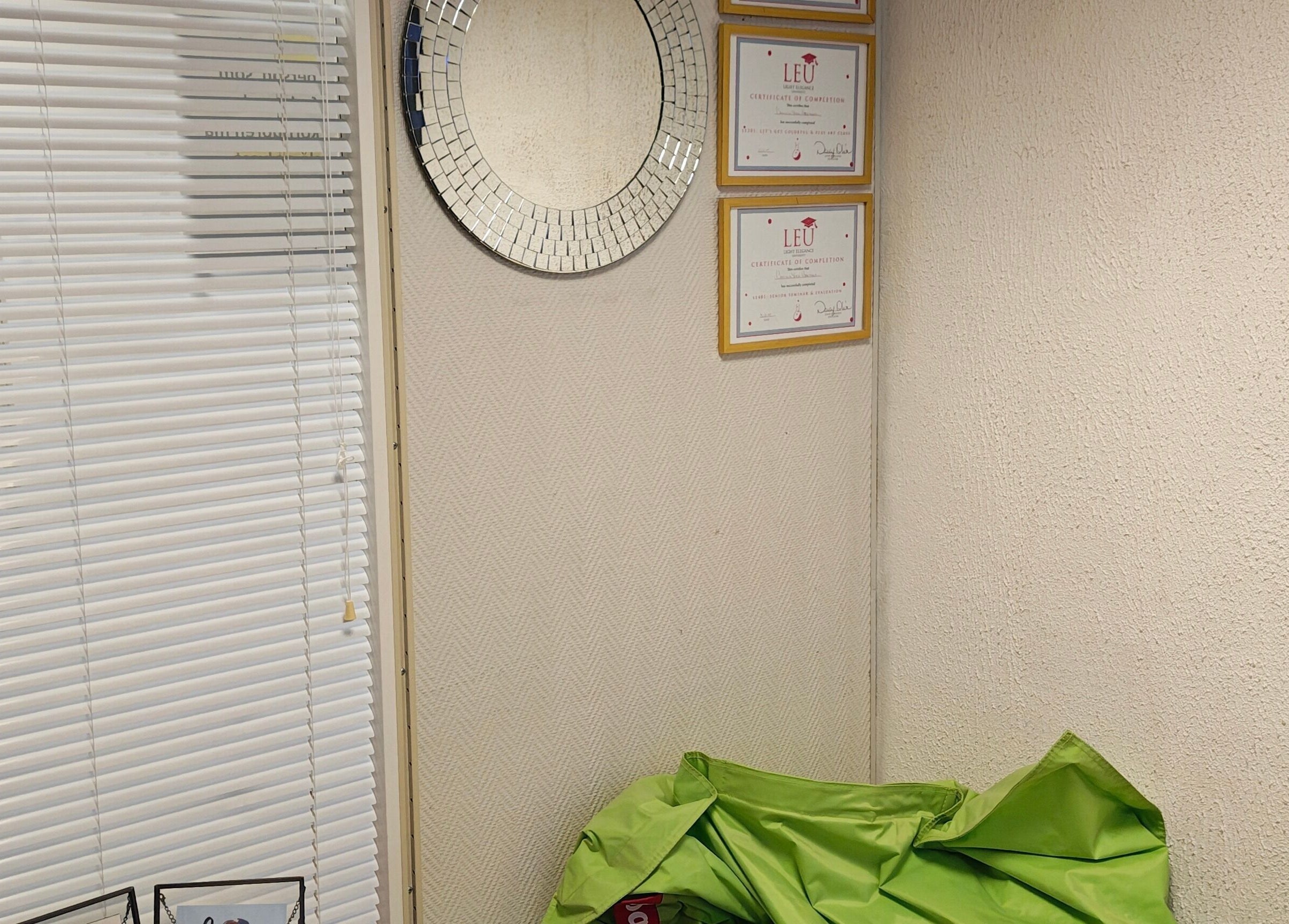 Sertifikater og speil på veggen hos Vegan Nails by Camilla i Stavanger, Rogaland, NO.