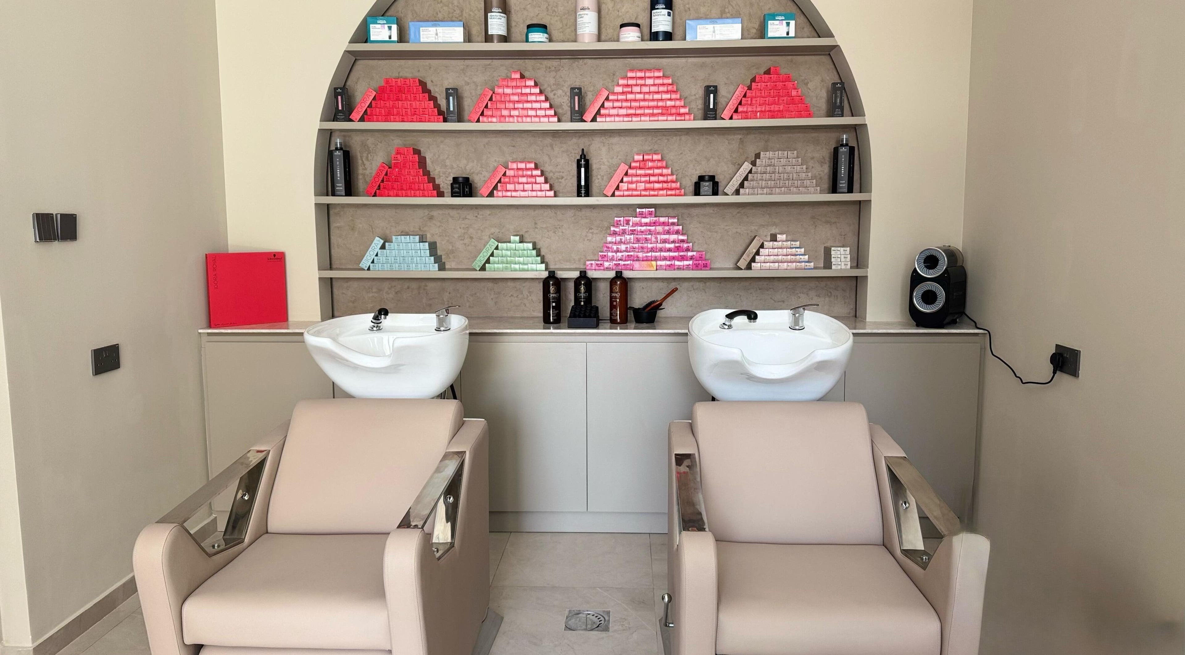 Stylish hair washing station at Josei Beauty Women Salon, vibrant shelves. دبي, دبي, AE.