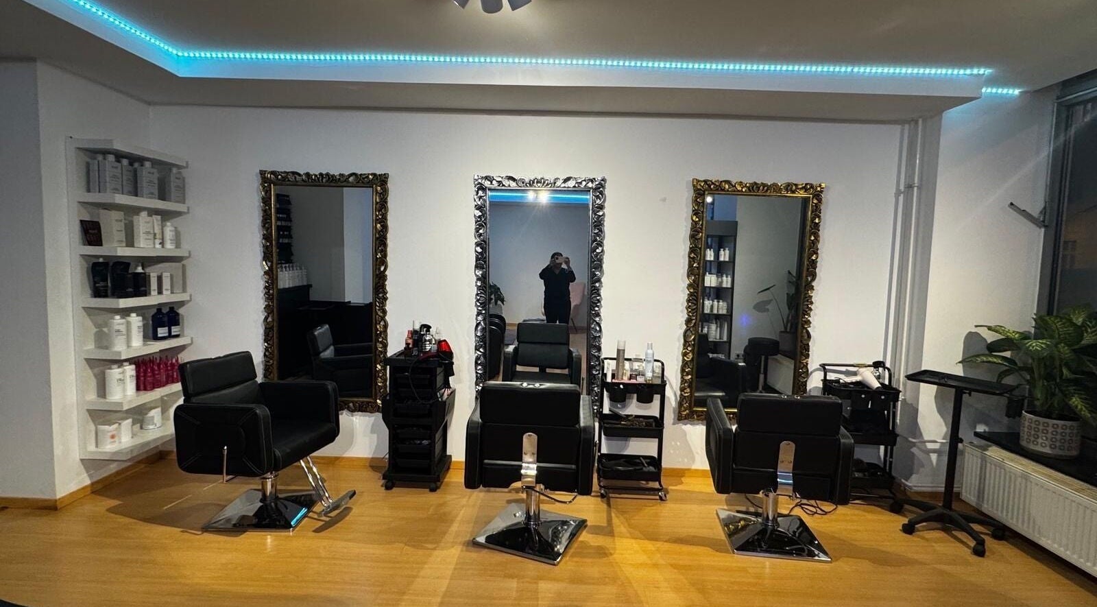 Interior de Friseurstudio by Lourdes Betancourt en Berlin, Berlin, DE, con sillas de salón y espejos dorados.