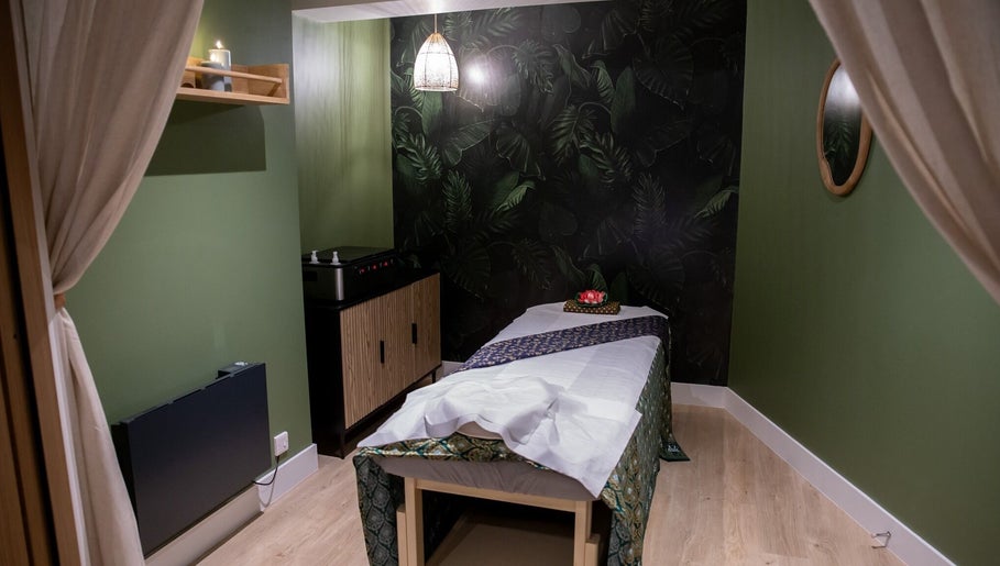 Tranquil massage room at Kimyra Thai Massage & Spa, Waltham Abbey, England, GB with lush green accents.
