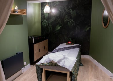 Tranquil massage room at Kimyra Thai Massage & Spa, Waltham Abbey, England, GB with lush green accents.