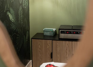 Relaxing treatment room at Kimyra Thai Massage & Spa, Waltham Abbey, England, GB with lush green decor.