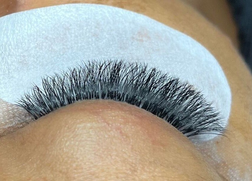 Closeup of eyelash extensions applied at POISE BEAUTY, Paramaribo, SR, showcasing expert craftsmanship.