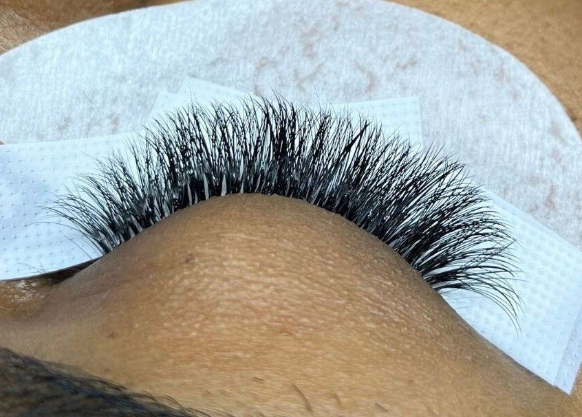 Close-up of lash extension at POISE BEAUTY, Paramaribo, SR, showcasing expert application and full volume.