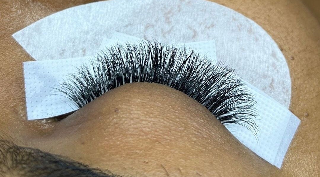Close-up of lash extension at POISE BEAUTY, Paramaribo, SR, showcasing expert application and full volume.