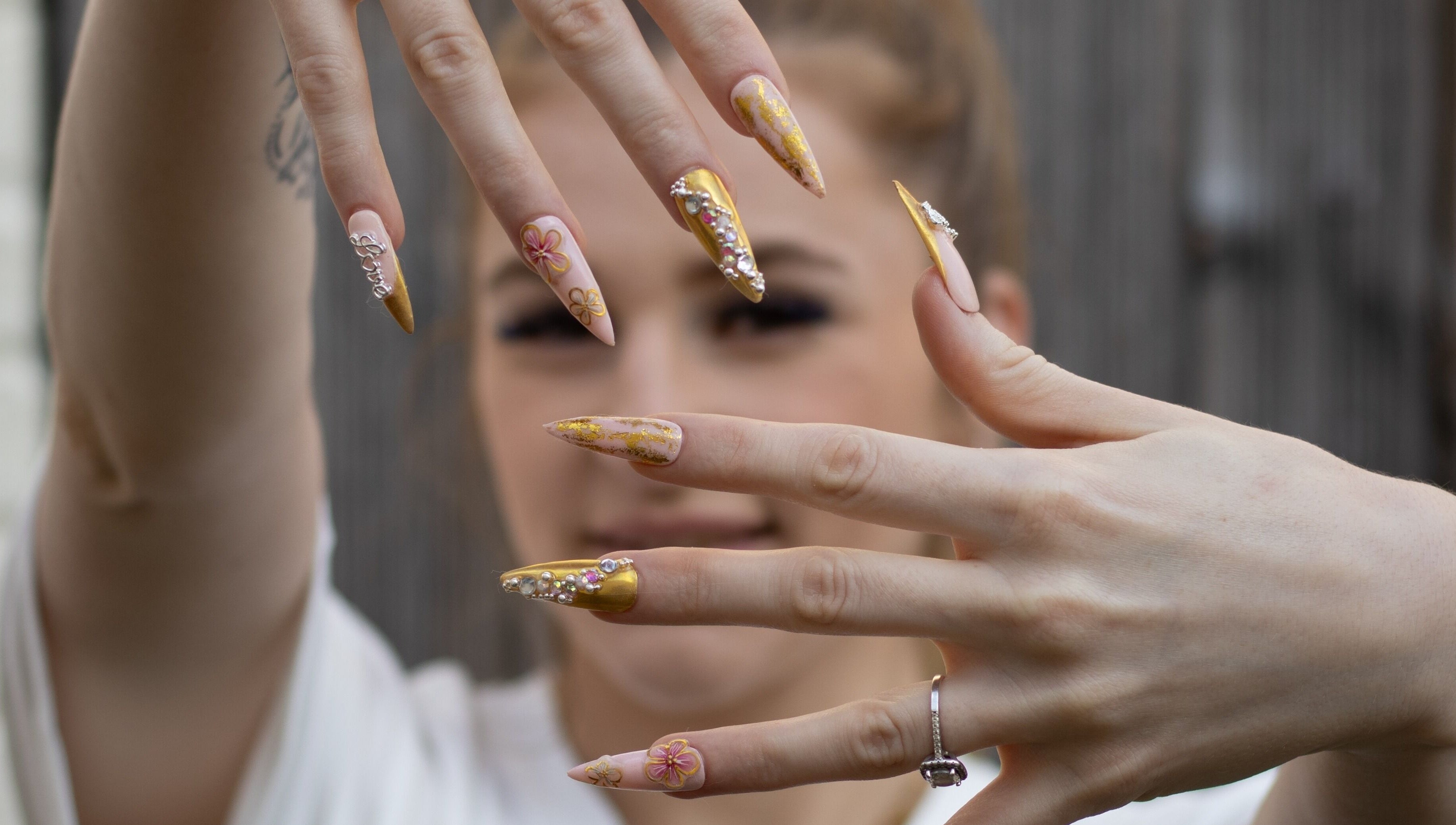 Manucure artistique dorée à Beauté Soudaine, Marchiennes, Hauts-de-France, FR.