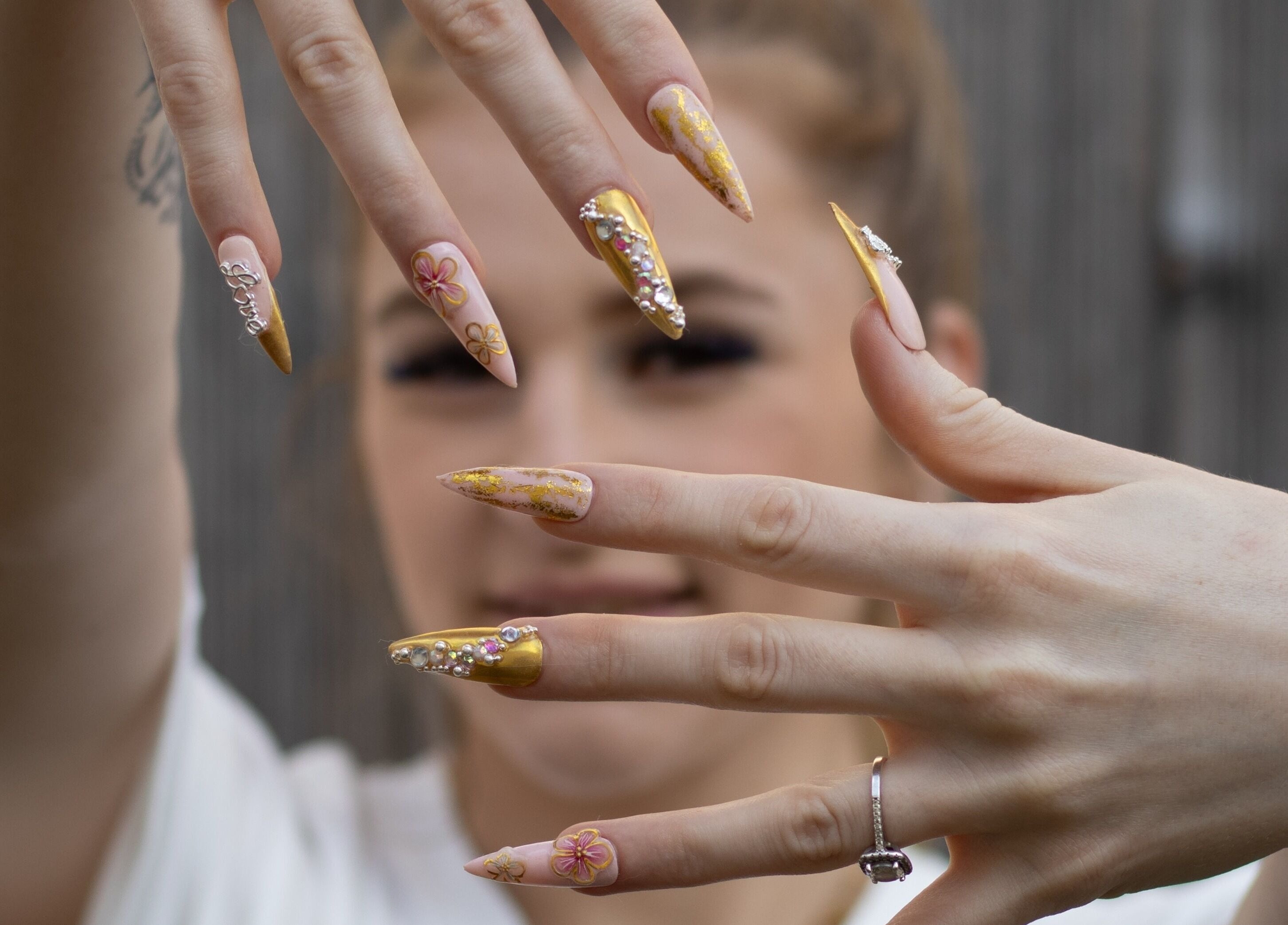 Manucure artistique dorée à Beauté Soudaine, Marchiennes, Hauts-de-France, FR.