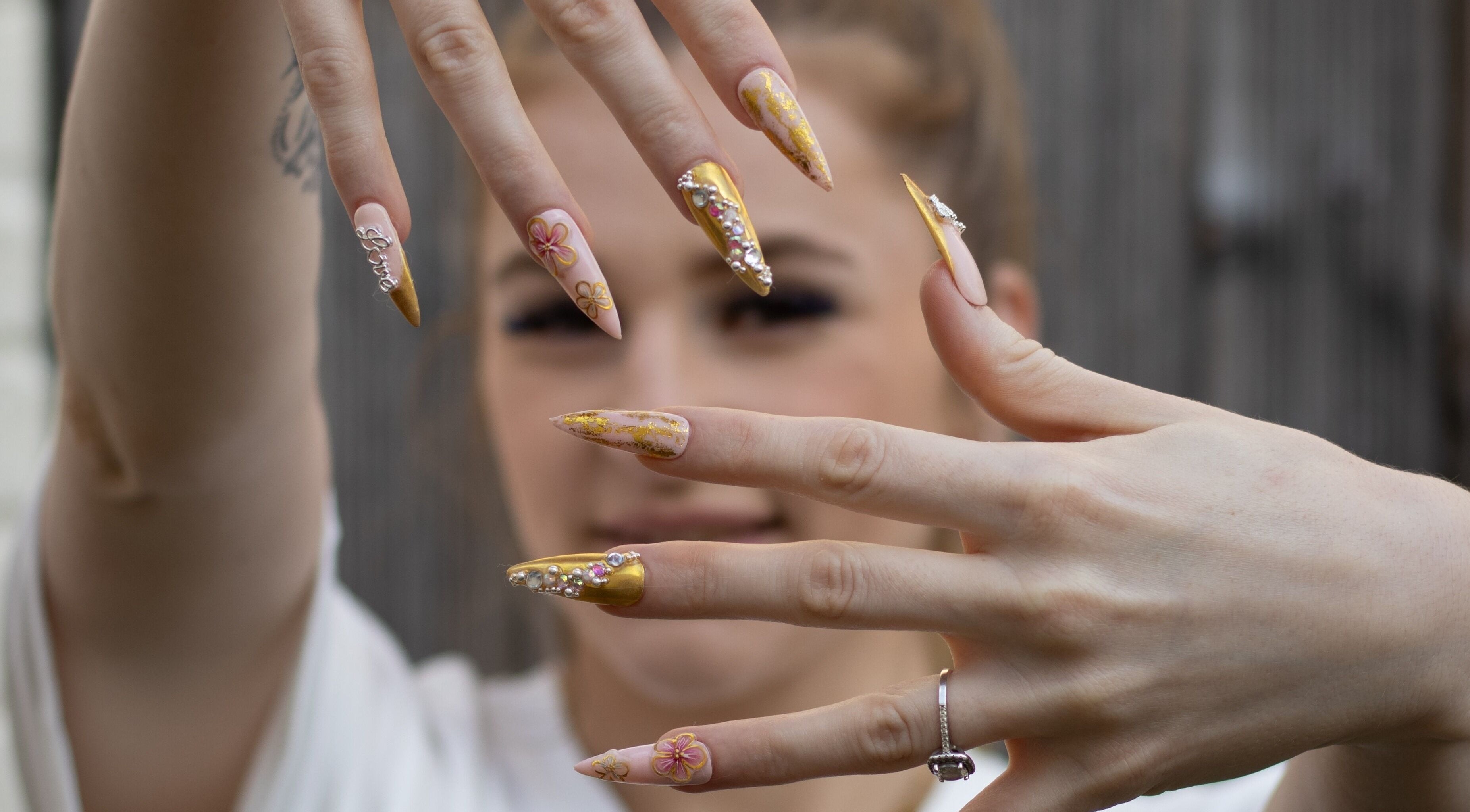 Manucure artistique dorée à Beauté Soudaine, Marchiennes, Hauts-de-France, FR.