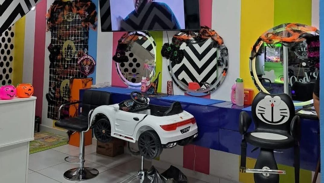 Interior colorido de Barbería Pipila Kids en Túxpam De Rodríguez Cano, Veracruz, MX, con sillas temáticas.