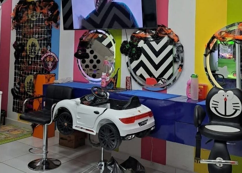 Interior colorido de Barbería Pipila Kids en Túxpam De Rodríguez Cano, Veracruz, MX, con sillas temáticas.
