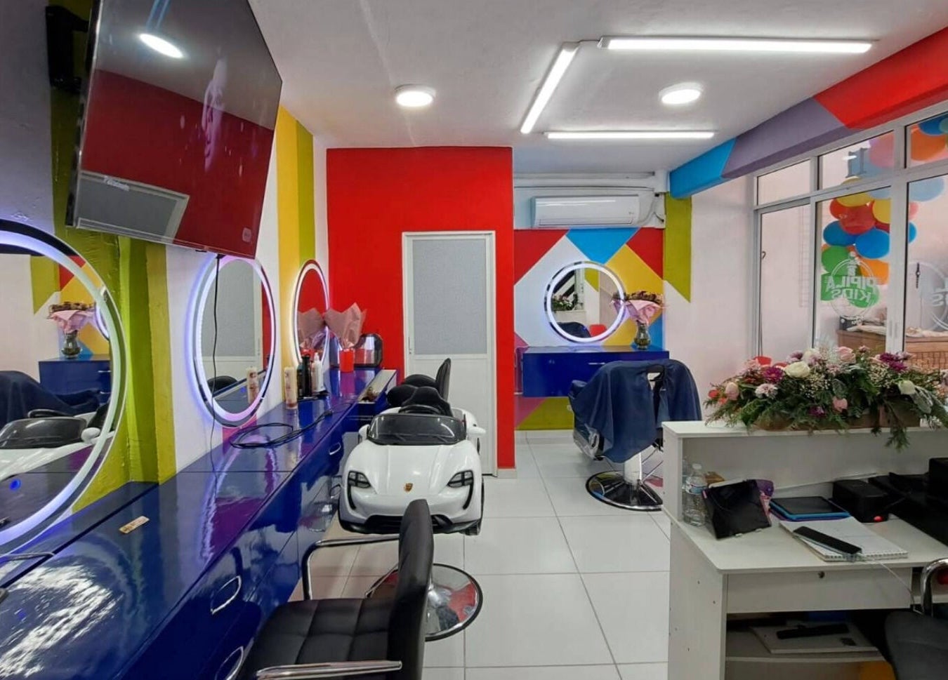 Interior de Barbería Pipila Kids en Túxpam De Rodríguez Cano, Veracruz, MX, con decoración vibrante y sillas para niños.