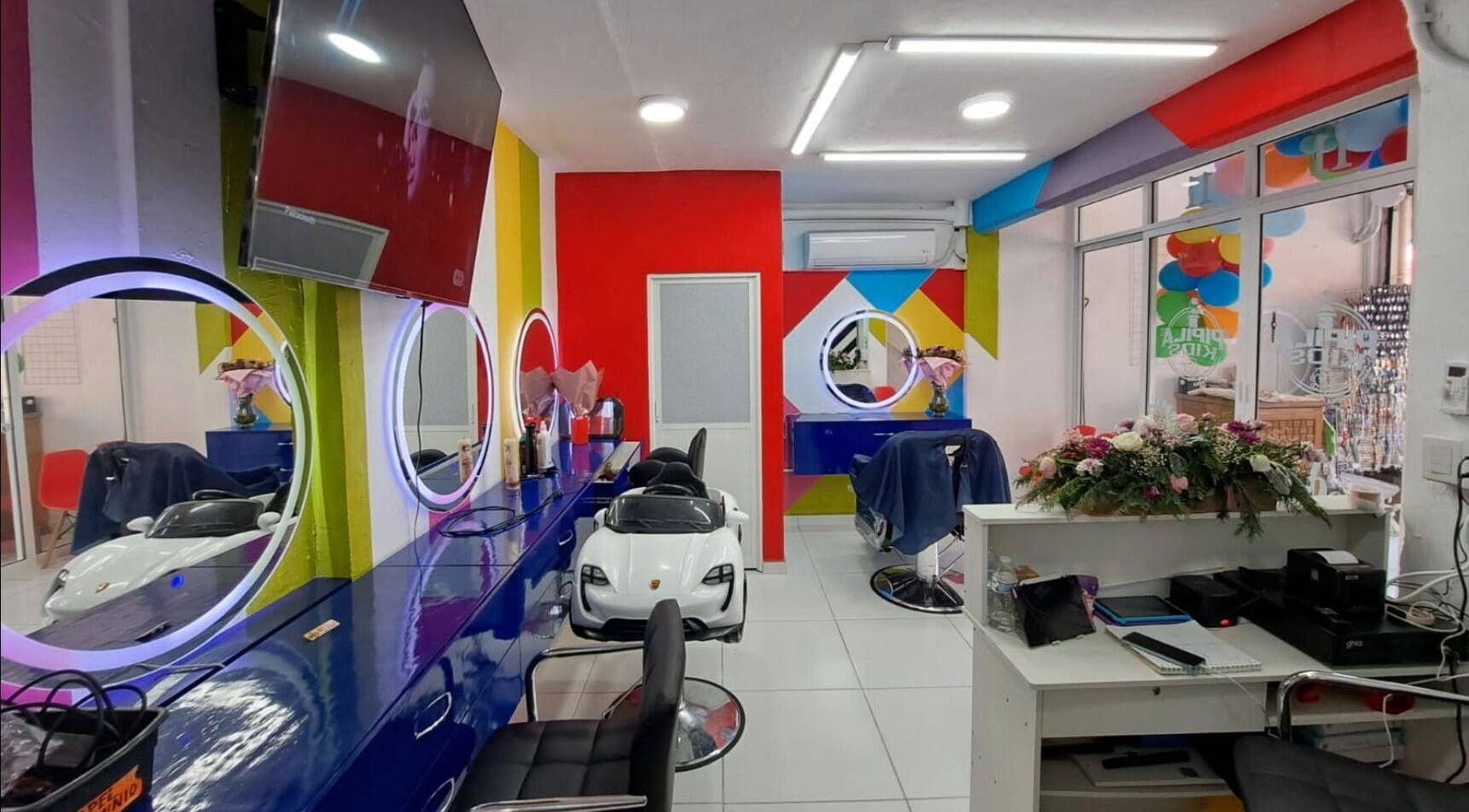 Interior de Barbería Pipila Kids en Túxpam De Rodríguez Cano, Veracruz, MX, con decoración vibrante y sillas para niños.